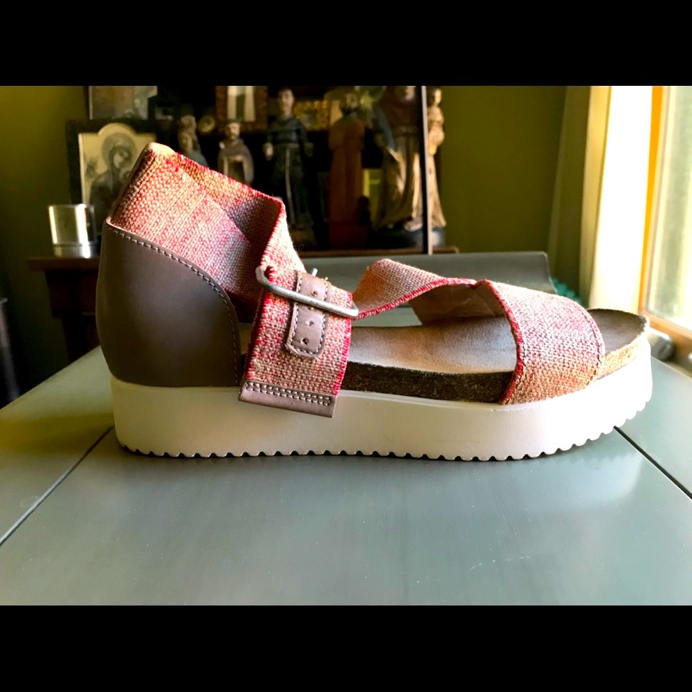 Tan Palladium platform sandals size 41/9